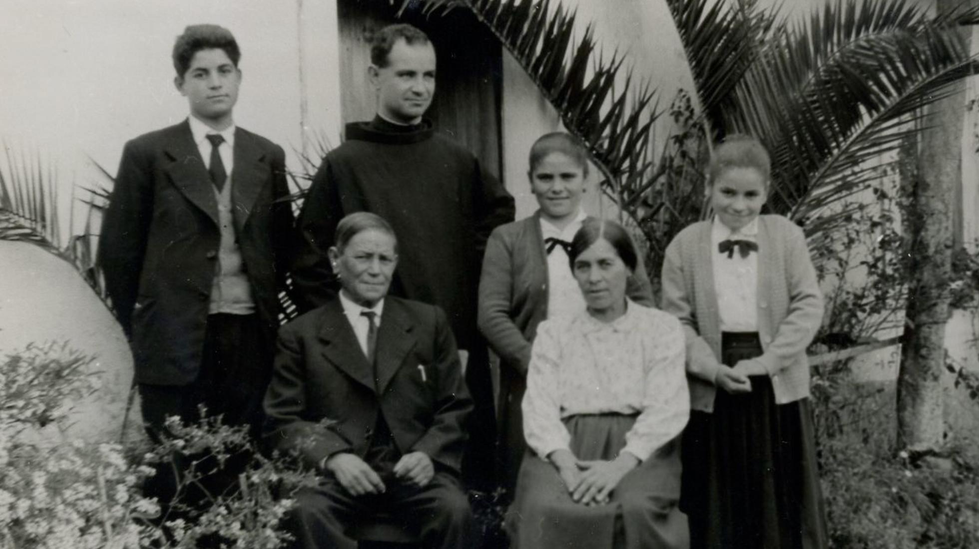 Na companhia da família, em frente à casa dos pais, no Lugar do Carvalhal. S. Simão de Litém, 1959.